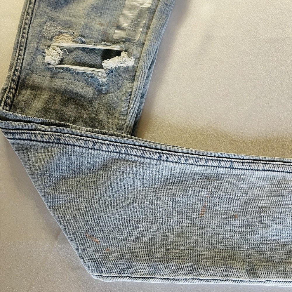 New Levis 535 Super Skinny Jeans Womens Size 26x30 Blue Denim Faded Distressed - Picture 4 of 13